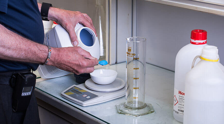 Ansetzen einer Prüflösung im Rahmen einer IK-Prüfung